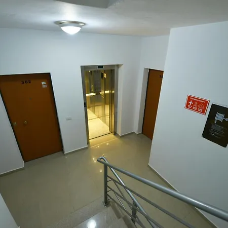 アパートホテル Apt Sarande