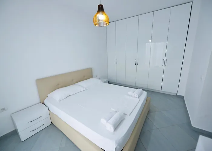 アパートホテル Apt Sarande 3*