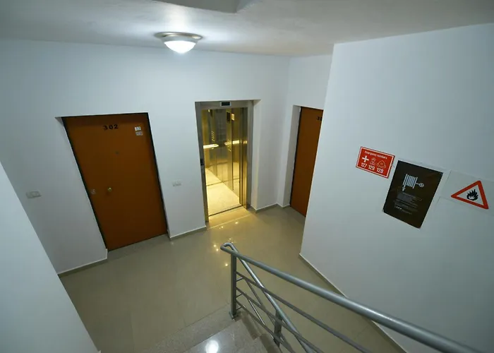 アパートホテル Apt Sarande