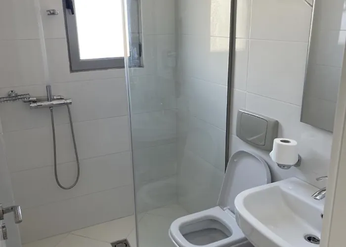 アパートホテル Apt Sarande 3*