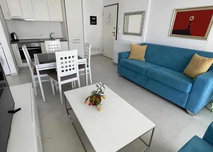 Apt Sarande アパートホテル