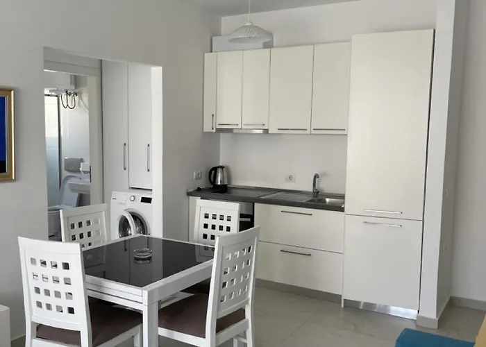 アパートホテル Apt Sarande